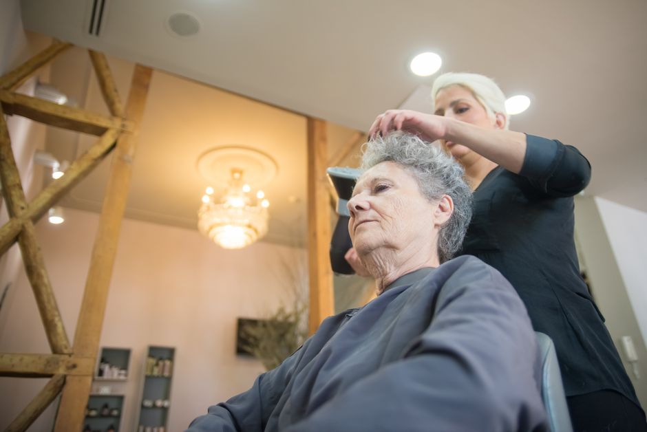 Salon de coiffure avec chaises et miroirs modernes