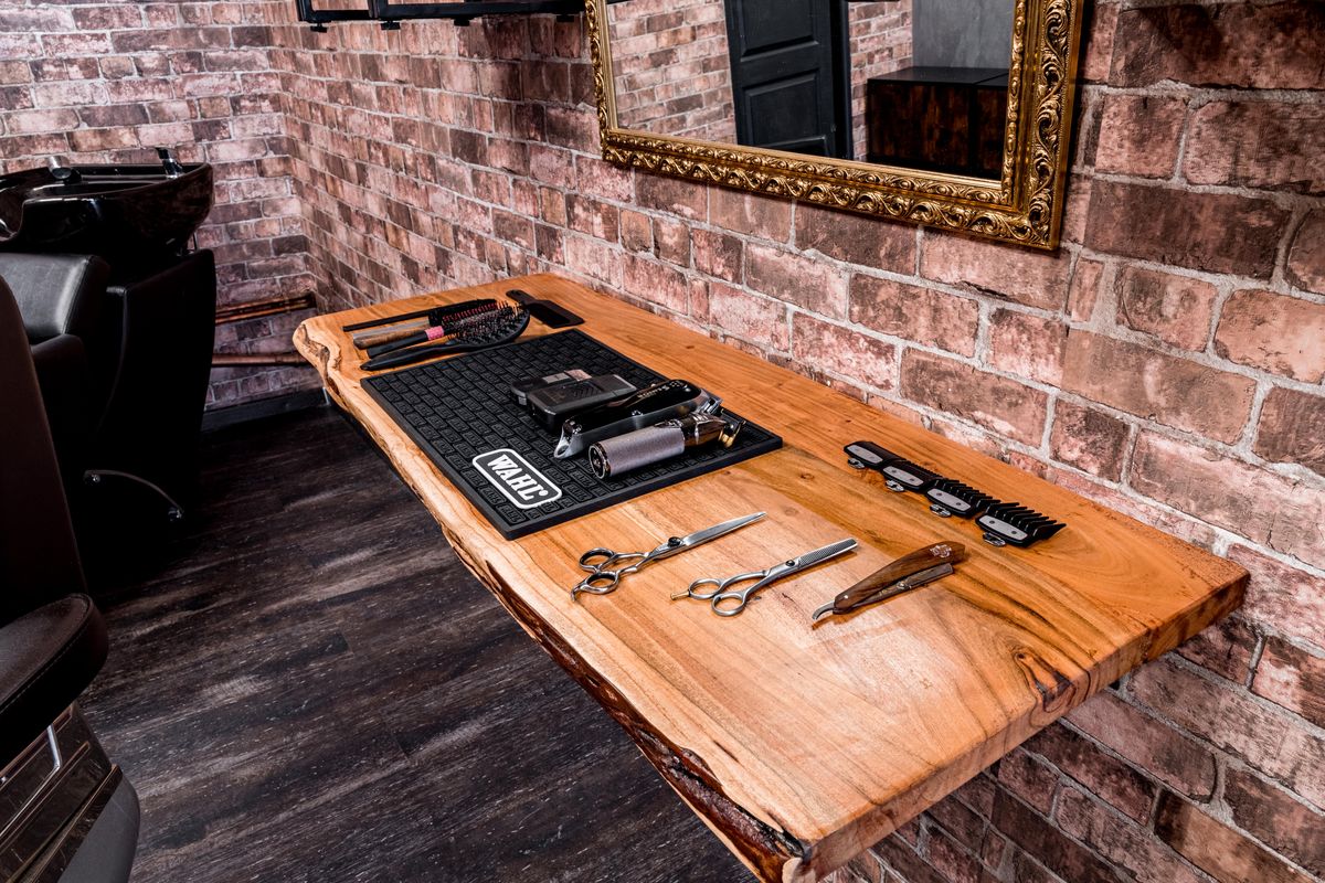 Outils professionnels de coiffure disposés sur une table