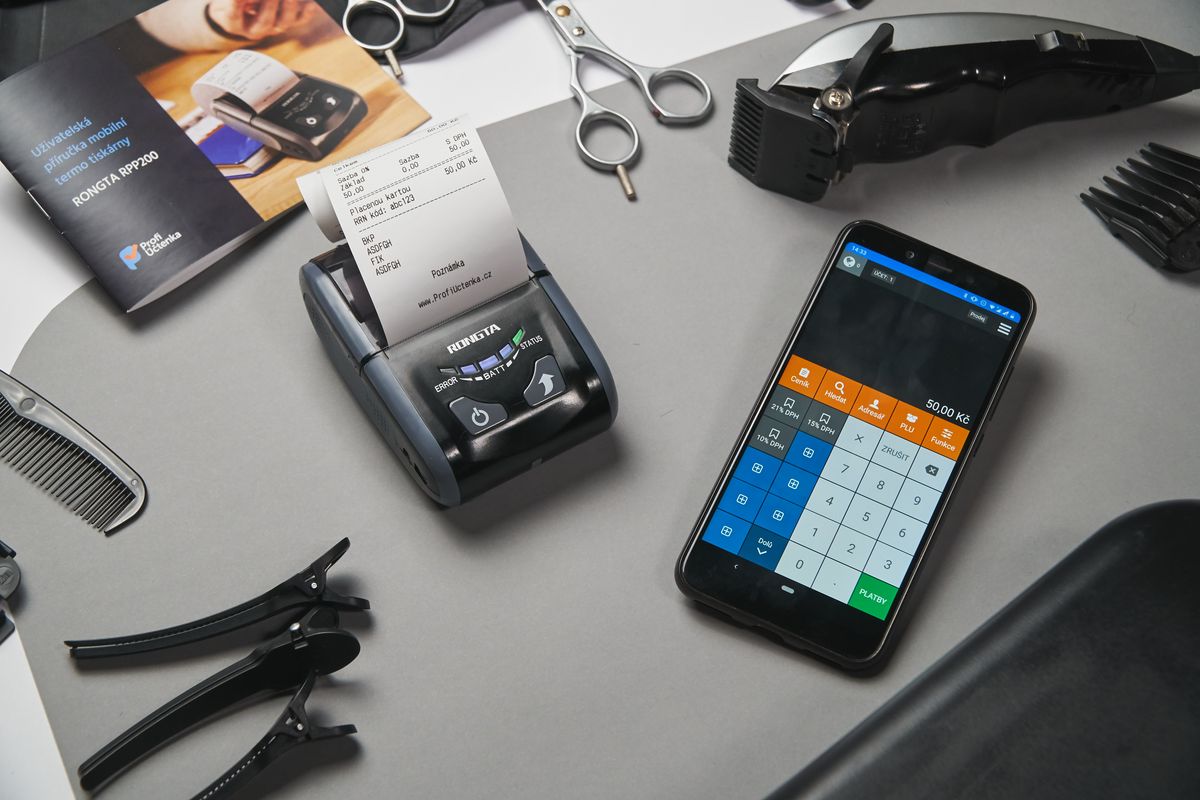 Caisse et calculatrice avec outils de coiffure sur une table