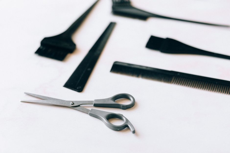 Salon de coiffure bien organisé avec équipement rangé